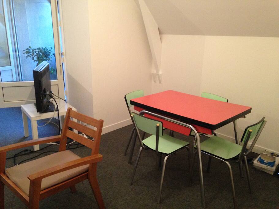Grande table pouvant accueillir 6 personnes.