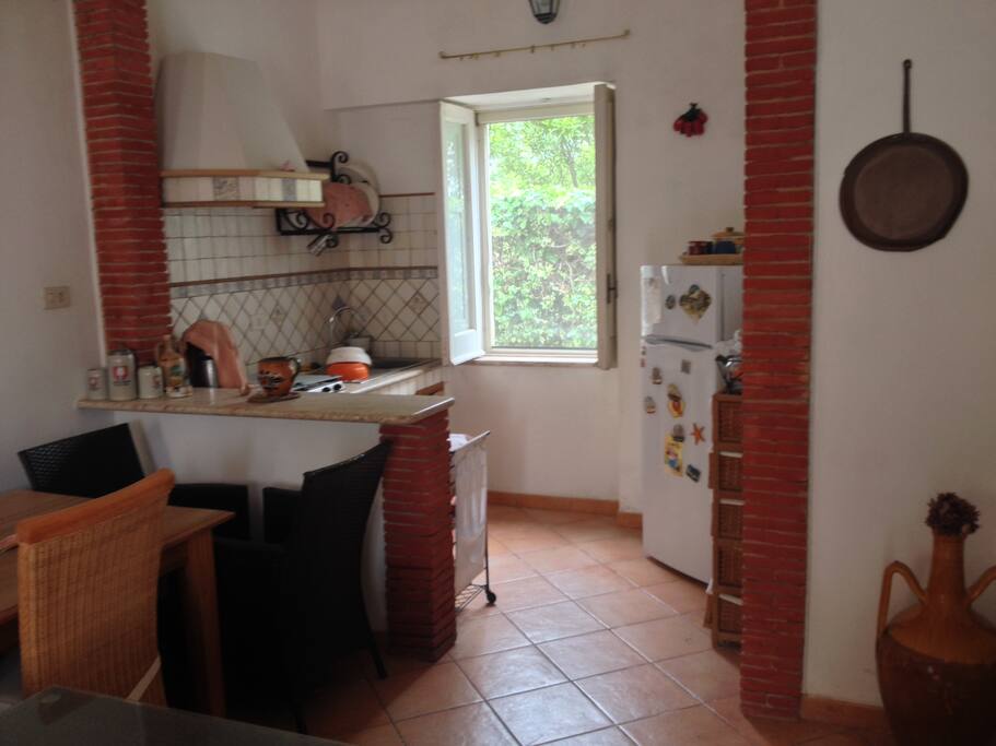 Sala principale e cucina con forno
