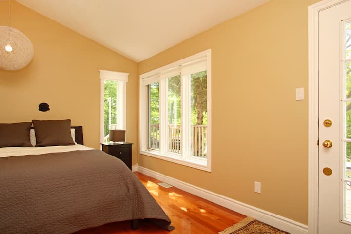 Chumba cha kulala cha ghorofa ya 1, kitanda cha malkia, kilicho na ufikiaji wa moja kwa moja kwa mtaro /chumba cha kulala cha ghorofa ya 1, kitanda cha ukubwa wa malkia, kilicho na ufikiaji wa moja kwa moja kwenye