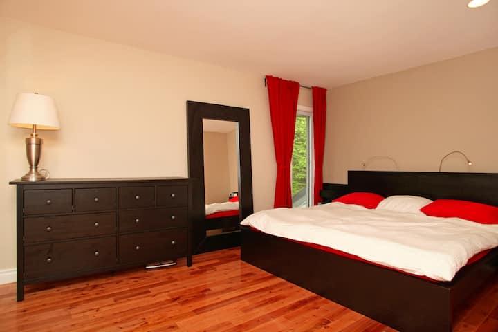 Chumba cha kulala cha ghorofa ya 2, chumba cha kulala cha ghorofa ya 2, kitanda cha ukubwa wa king.