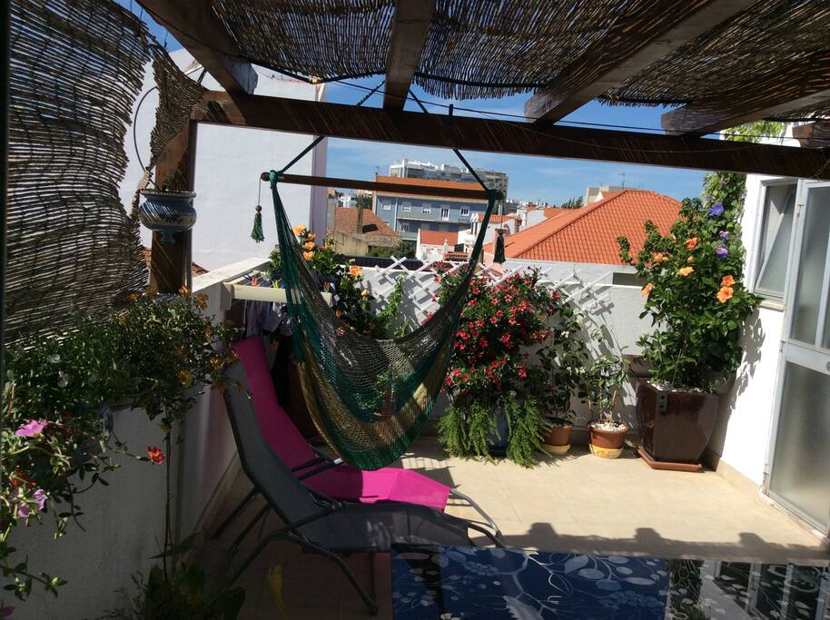 Terrasse avec sale de bain toilettes lavabo frigo lave linge