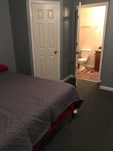 Private Queen Room Near Everything