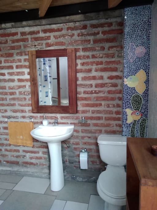 Amplio y lindo baño.