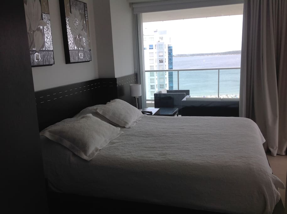 Master bedroom with a delightful sea view!