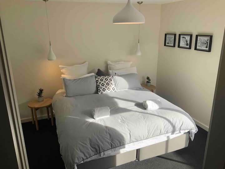 เตียงคิงไซส์ในห้องนอนใหญ่