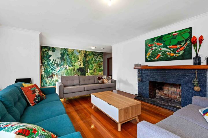 The Cure at Derby- entire front house- sleeps 18 gallery image 2