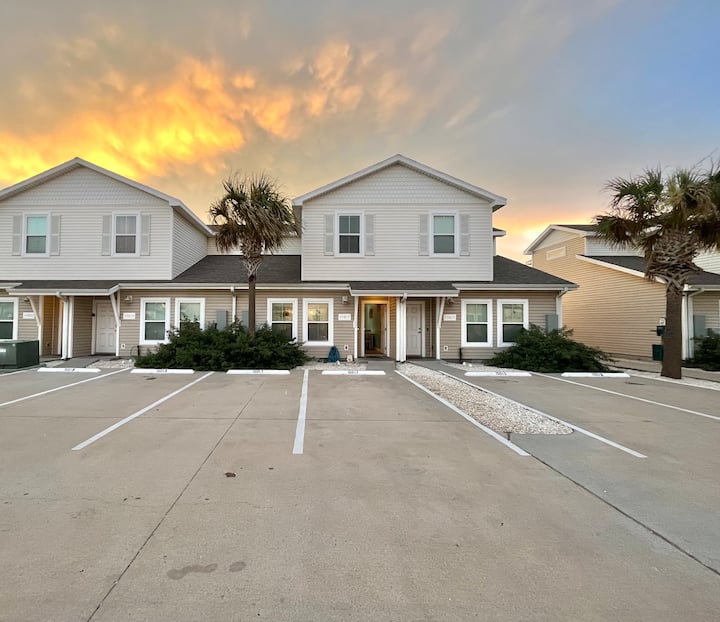 Perfect Location*Close to Beach*Heated Pool Townhouses for Rent in