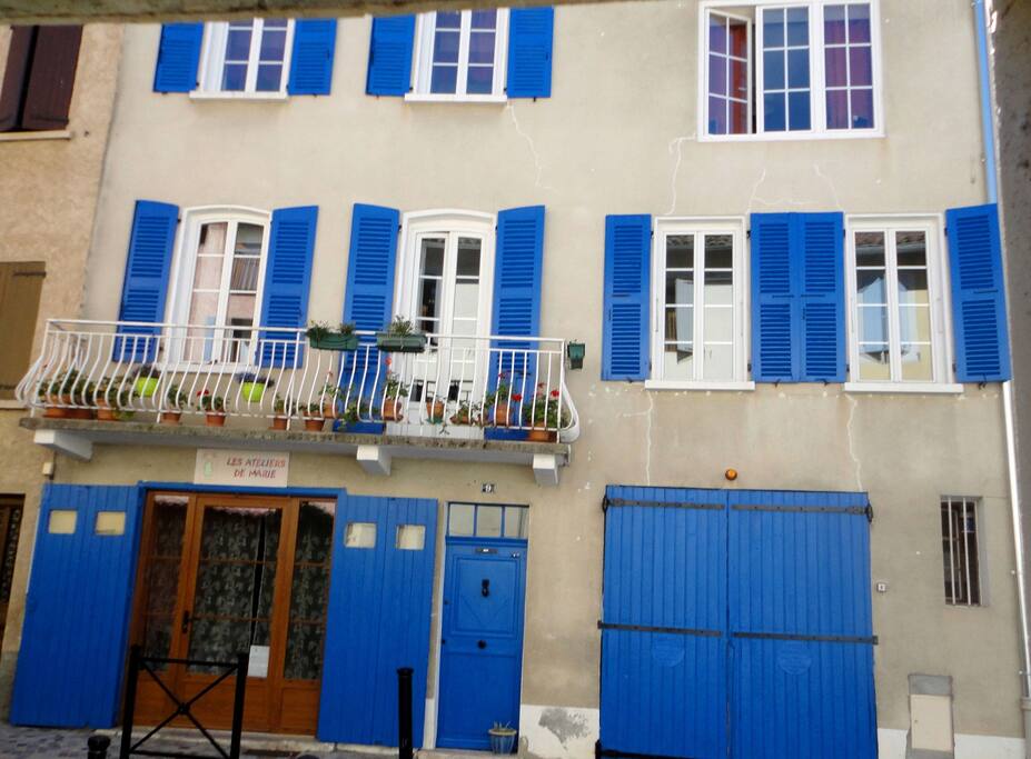 Le studio se trouve au rez-de-chaussée de notre maison de village