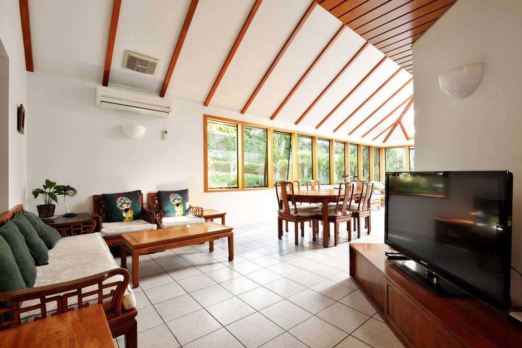 Lounge and dining area