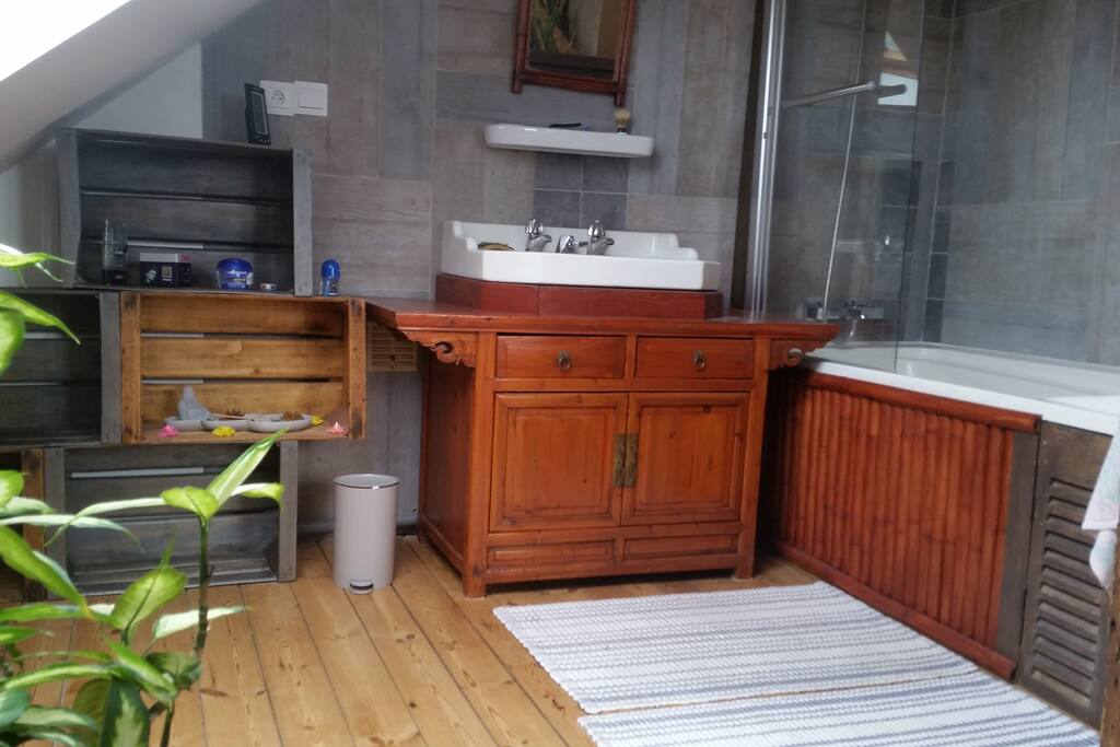 Avec la salle de bain
