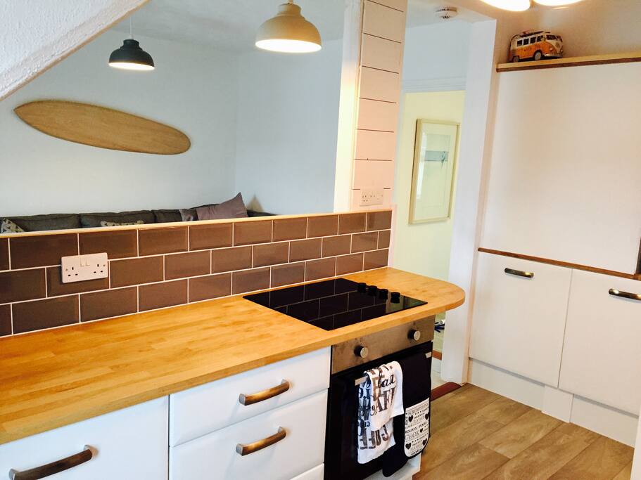 Spacious open planed kitchen/living space with a breakfast bar in between.
Recently renovated, bright, modern, clean and tidy.