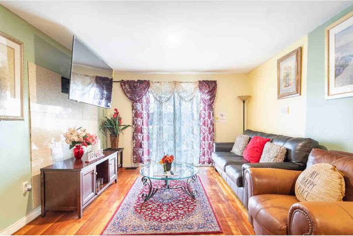 Modern 3BR Near NYC | Yard, BBQ & Free Parking gallery image 2