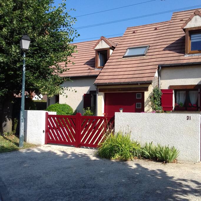 Le logement indépendant est situé à gauche du garage