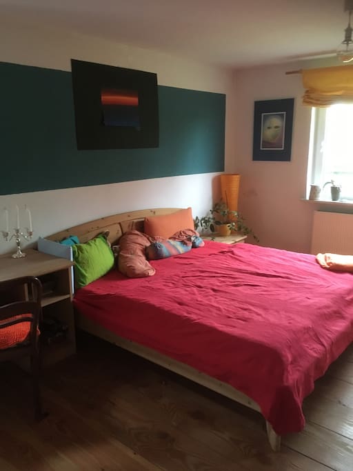 Schlafzimmer mit Schreibtisch im EG