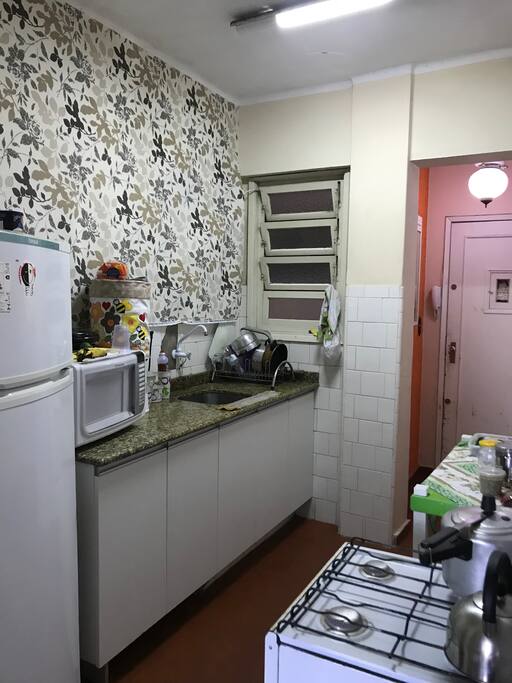 Cozinha, geladeira, fogão, microondas pratos e panelas .