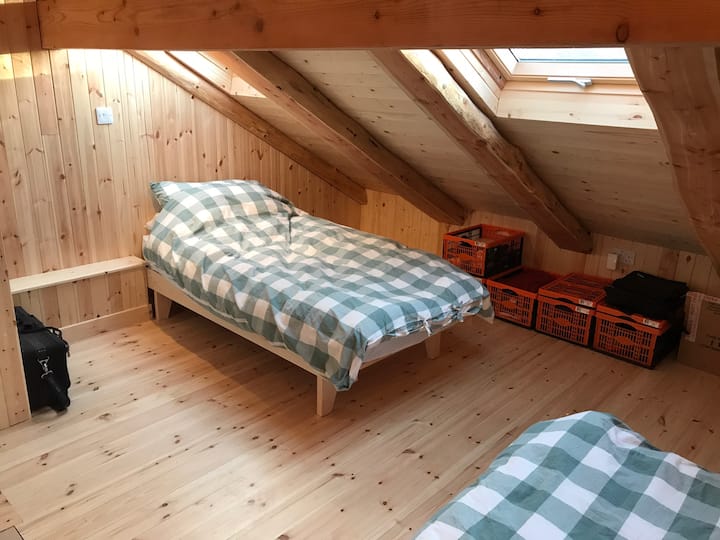 Леглата горе могат да бъдат две единични или едно двойно легло