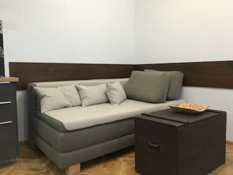 Leistungsstarkes Airbnb: No. 7 apartment 70 m² courtyard quiet location in the Biedermeier house in Neubau