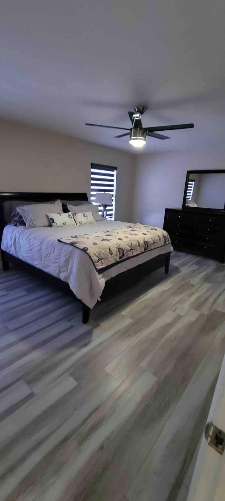 主卧配有加大双人床和55英寸平板电视