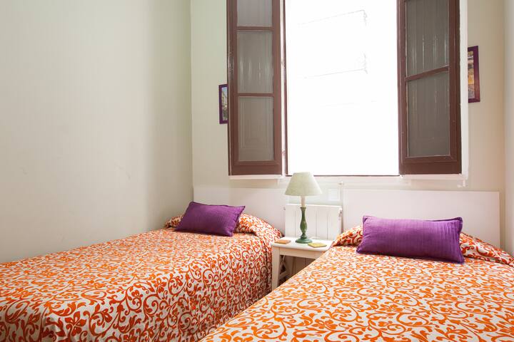 Charming 3BR in El Born – Cozy, Central, A/C! gallery image 5