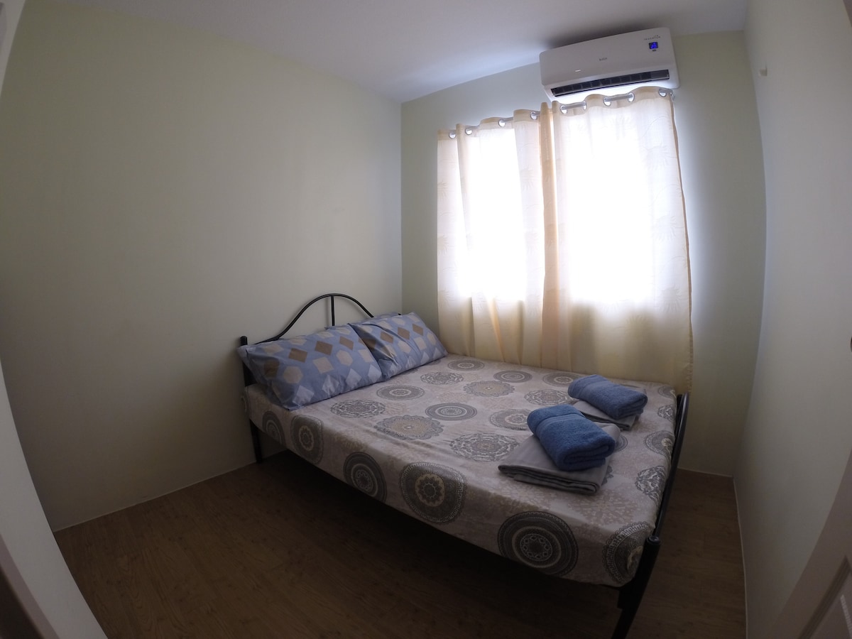 Спална соба 1 - брачен кревет (широк 150-179 см) со поделен тип A/C со далечинско