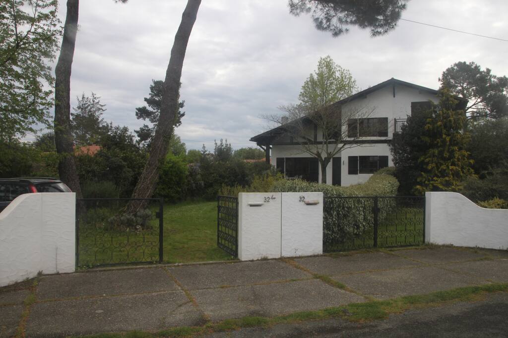 Maison depuis la rue. Seule la partie gauche est à prendre en considération.