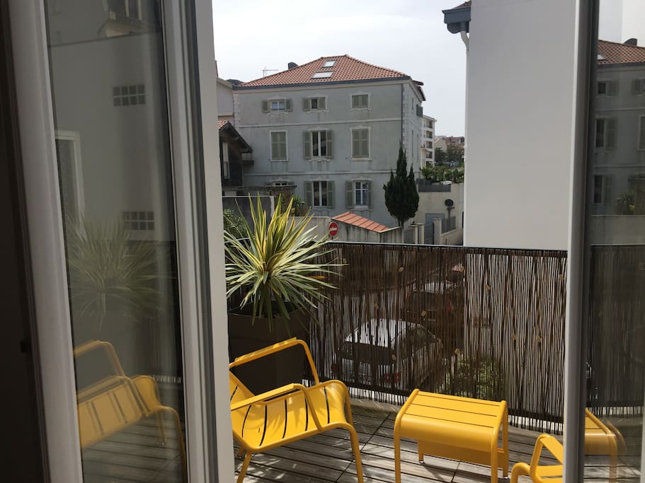 Vu du balcon, dans l'hyper centre et rue peu passante.