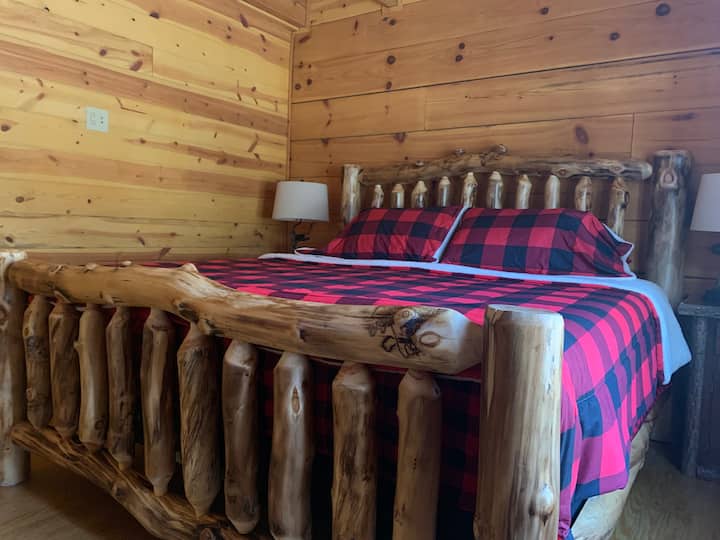 Тази спалня на приземния етаж разполага с двойно легло king size, килер, скрин и сателитна телевизия. Намира се в непосредствена близост до баня с душ/вана. 