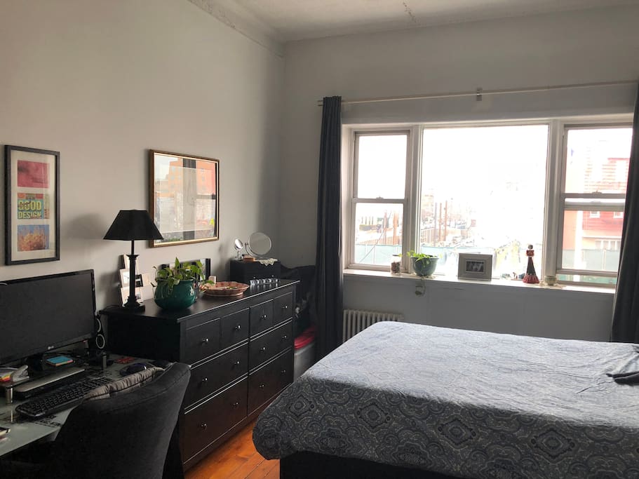 Office area in bedroom