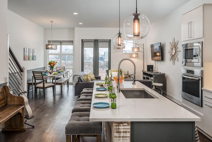 A GEM in the GULCH• BBQ w/ Rooftop VIEWS, Sleep 12