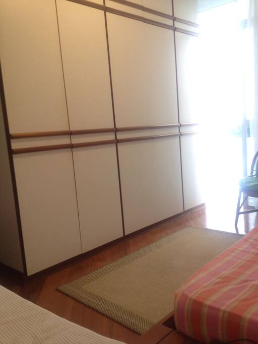 Os armários do quarto.