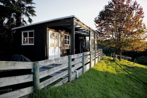 Successful Airbnb property: Cosy Cabin at Wainui Llamas-10min drive to Ohope in Ōhope