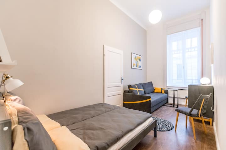 Stort totalbelopp av det mittersta sovrummet (blått) (vidvinkelfoto)