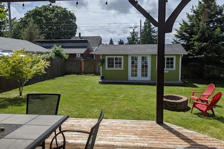 Cozy ♥ of Tacoma Bungalow BBQ in the back yard