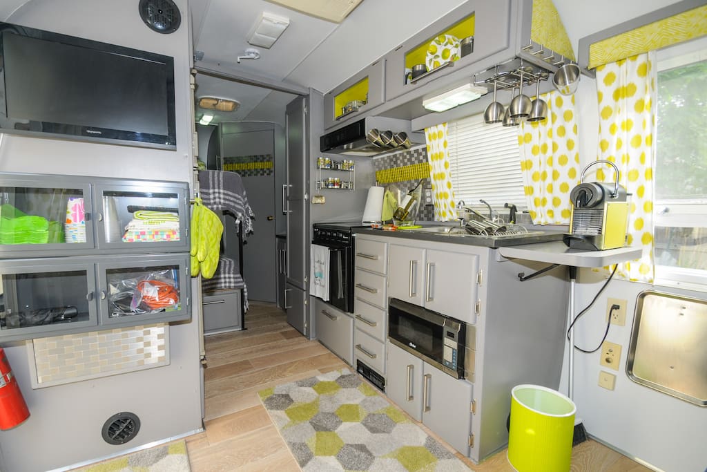 Full Bed & Twin Bunk with Bath (Shower/Sink/Toilet) - 3 TVs / Closets with hangers / and A/C