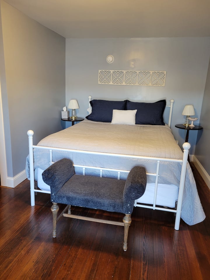 Bedroom 1, Queen size bed