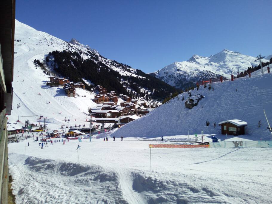 vue du balcon de l'appartement plein sud, sur la piste, avec accès direct des casiers à ski aux pistes