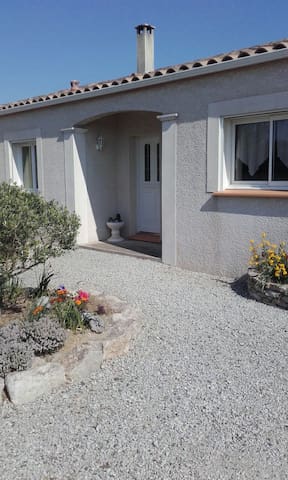 Maison au calme, piscine, barbecue 3km commerces