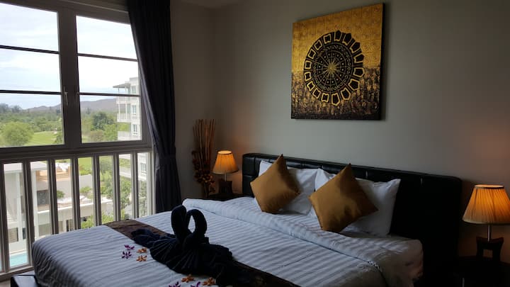 Glavna spavaća soba. Pogled na bazen i pogled na more.