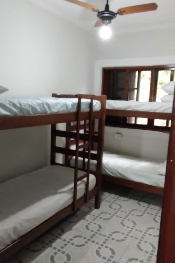 Quarto 2 : Duas beliches récemment peint.