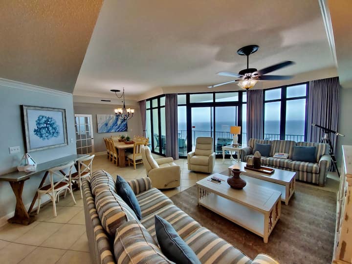 Okná od podlahy až po strop s výhľadom na záliv