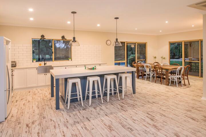 Secluded country feel home – recently renovated gallery image 2