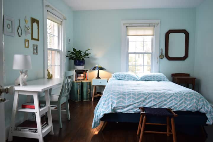 ** Stunning Colonial House Surrounded By Trees ** - New Haven, CT