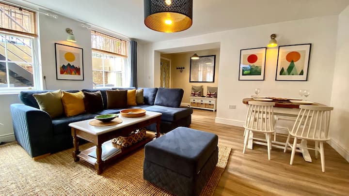 餐桌可供6人使用。 