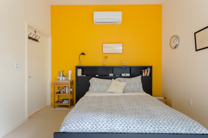 ห้องนอนใหญ่ 2 พร้อมห้องน้ำในตัวและวิว/ทางเข้าลานบ้าน