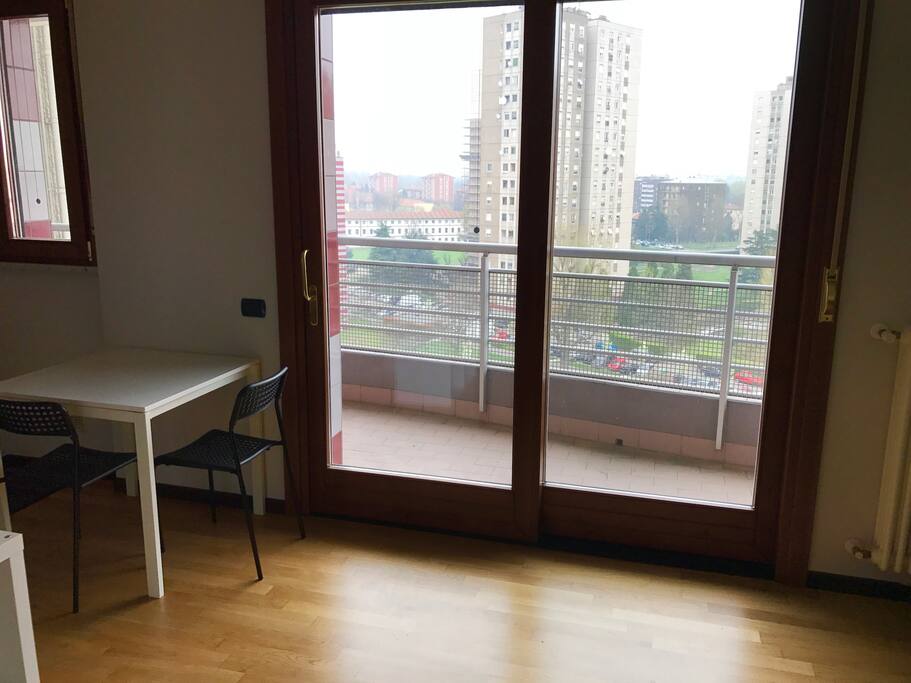 Grande porta finestra che rende l'appuntamento luminosissimo.
Ampio balcone con vista sul parco Nord di Milano.