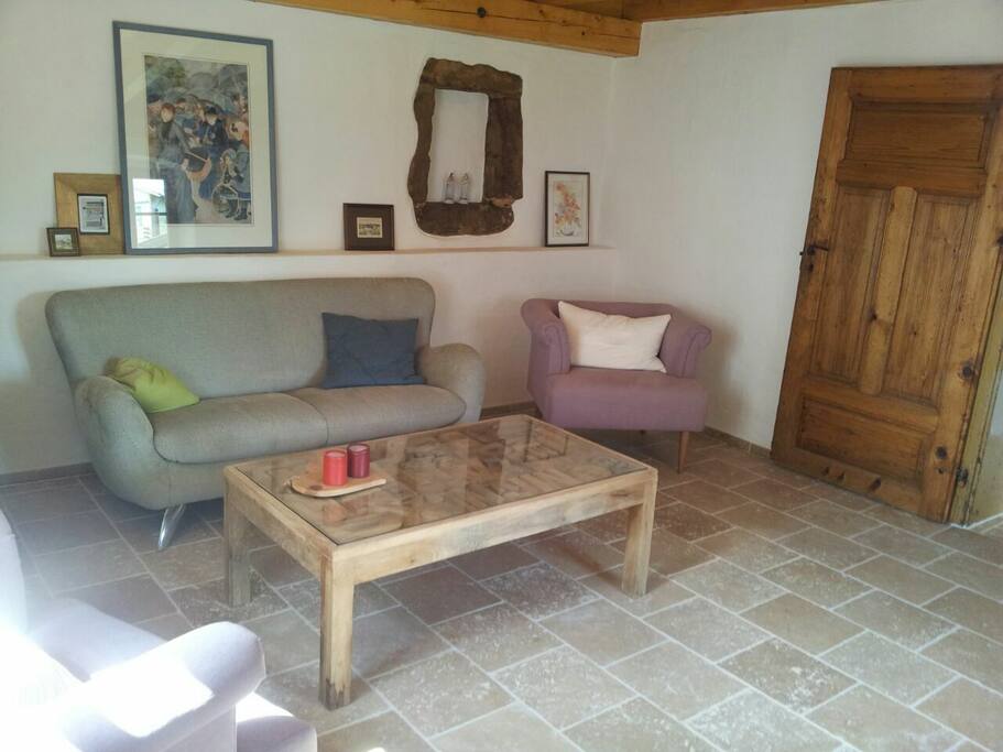 Gemütliches Wohnzimmer aus der anderen Perspektive