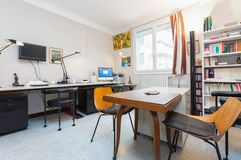 In the bed room / living room there's well designed lamps, as the Tizio desk lamp by Richard Sapper.
