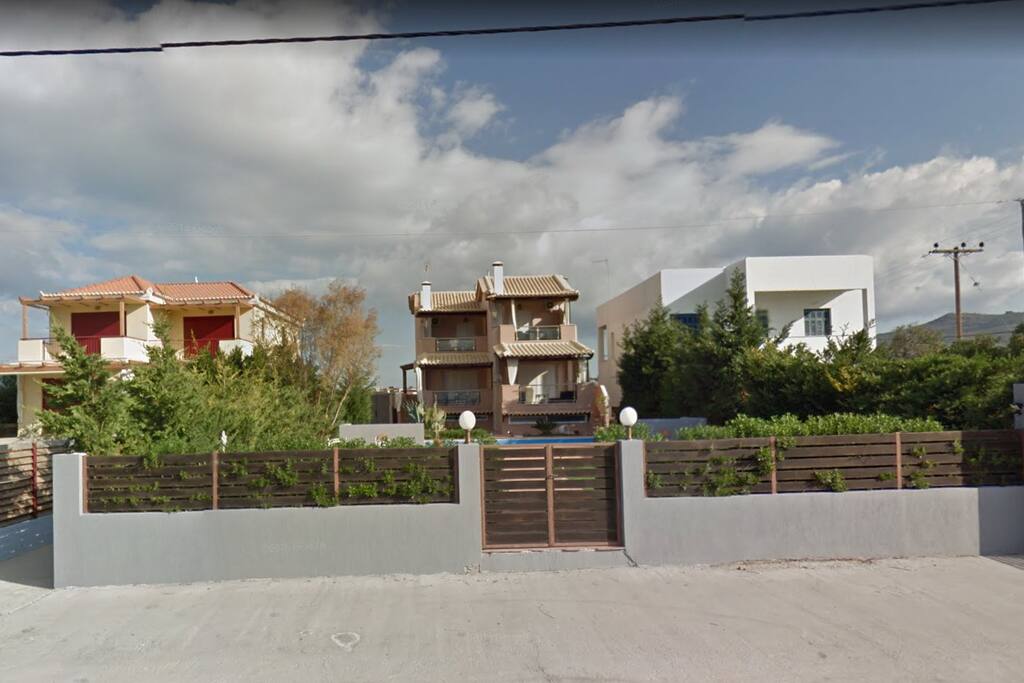 outside view of the house/εξωτερική οψη σπιτιου