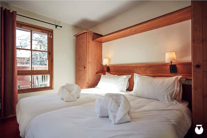 Dormitorio #2: dos camas individuales y baño privado.