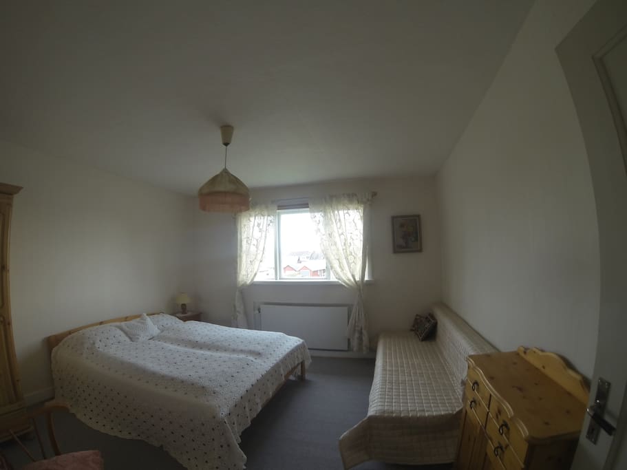 Schlafzimmer 1 mit zusätzlichem Bett und Kommode